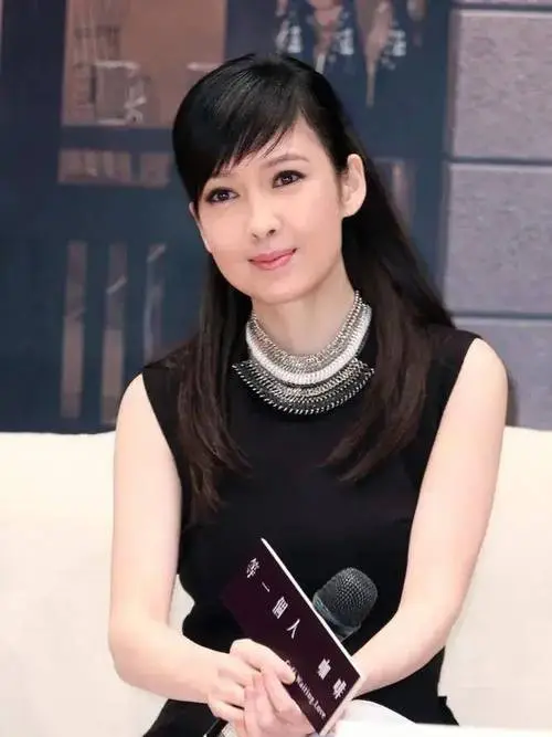 56岁周慧敏：岁月不败美人的惊艳秘籍