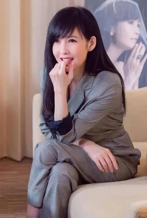 56岁周慧敏：岁月不败美人的惊艳秘籍