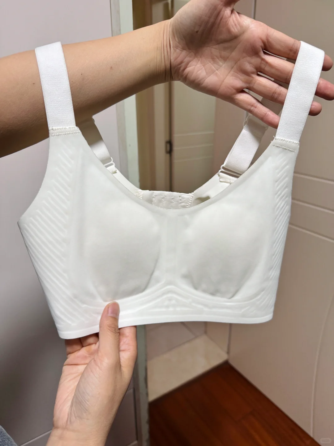 一秒“缩胸”😭没有圆盘大胸姐妹不爱吧……