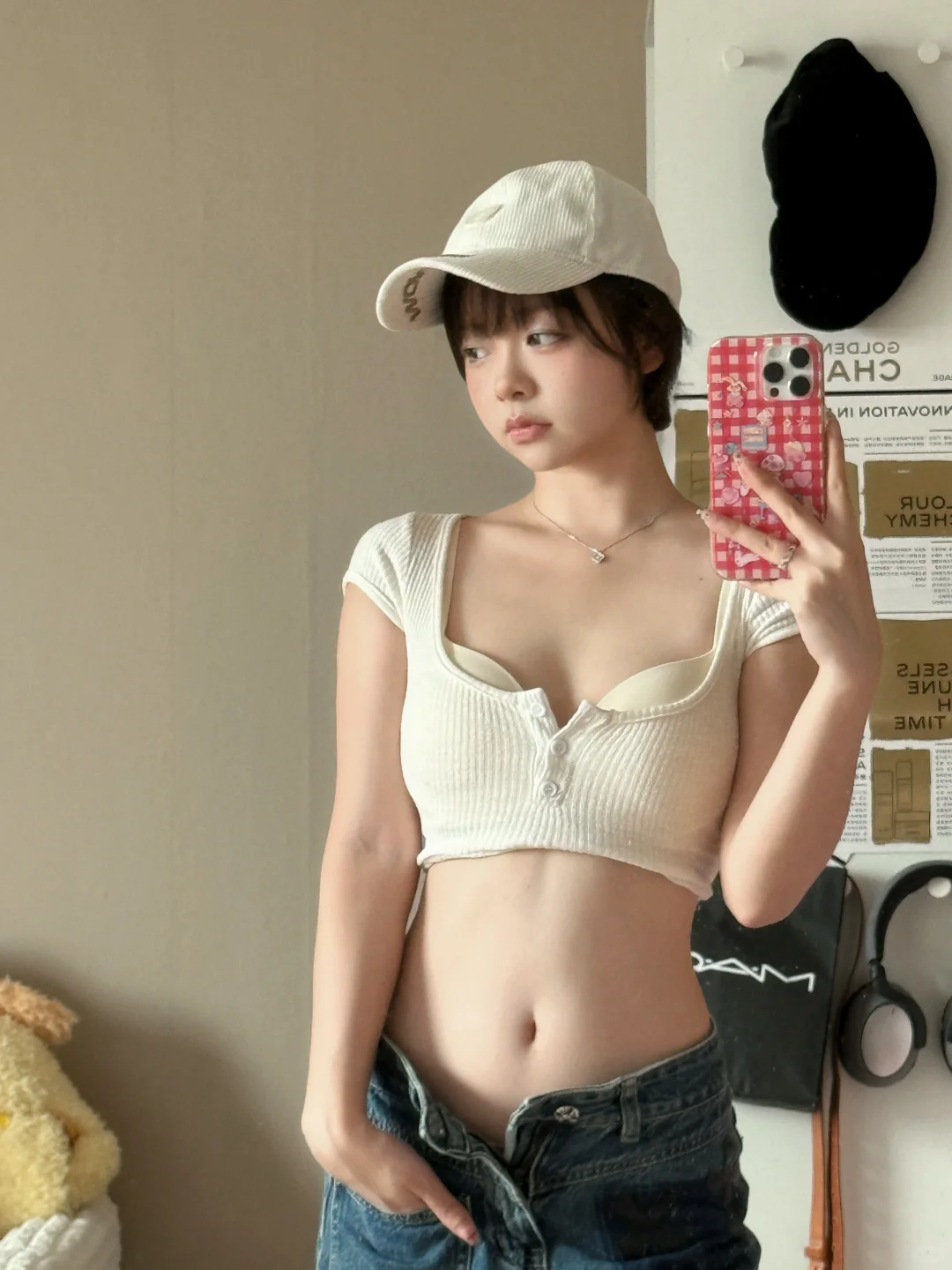 那个女孩刚刚剪短了头发