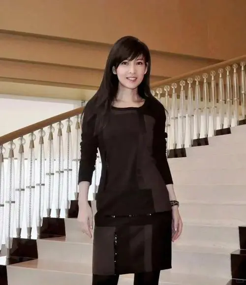 56岁周慧敏：岁月不败美人的惊艳秘籍