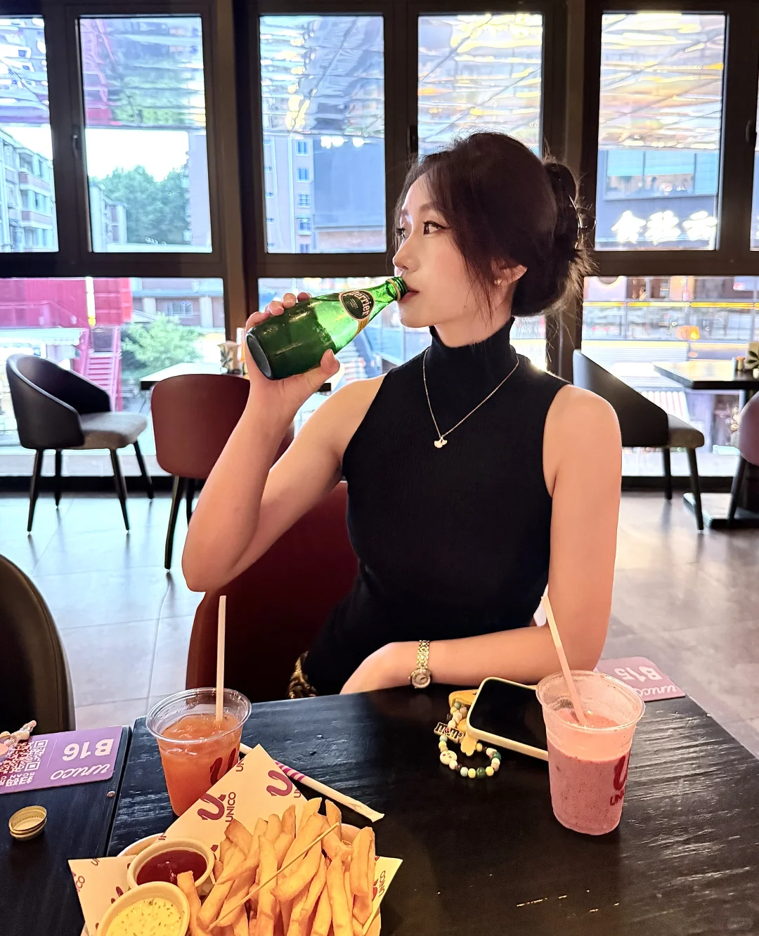 求一套娇媚感穿搭啊，非黑即白穿够了