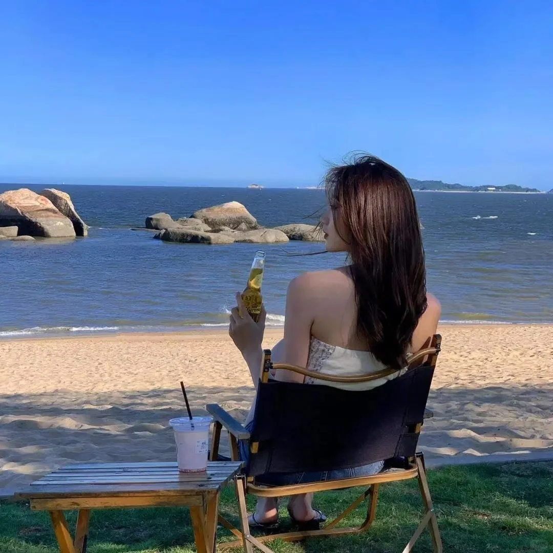 我见青山多妩媚，料青山见我应如是。｜头像