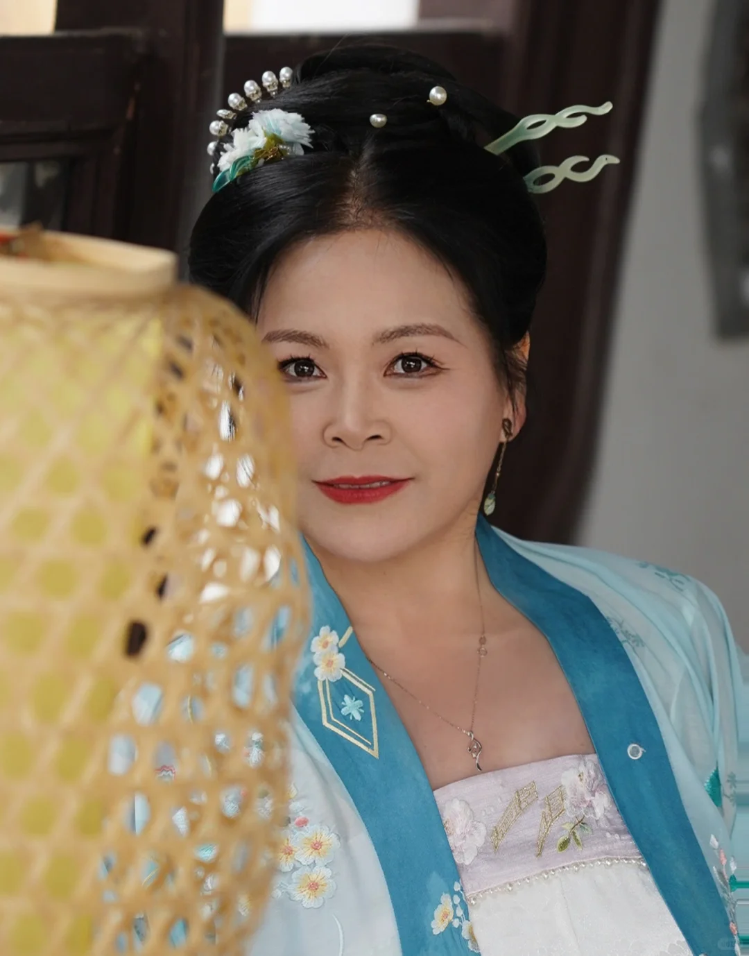 翠衣薄纱如花艳，柳眉凤眼俏佳人