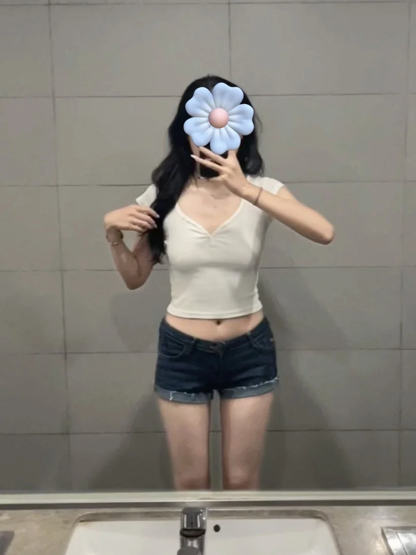 小胸妹第一次穿v领，平板身材的痛谁懂