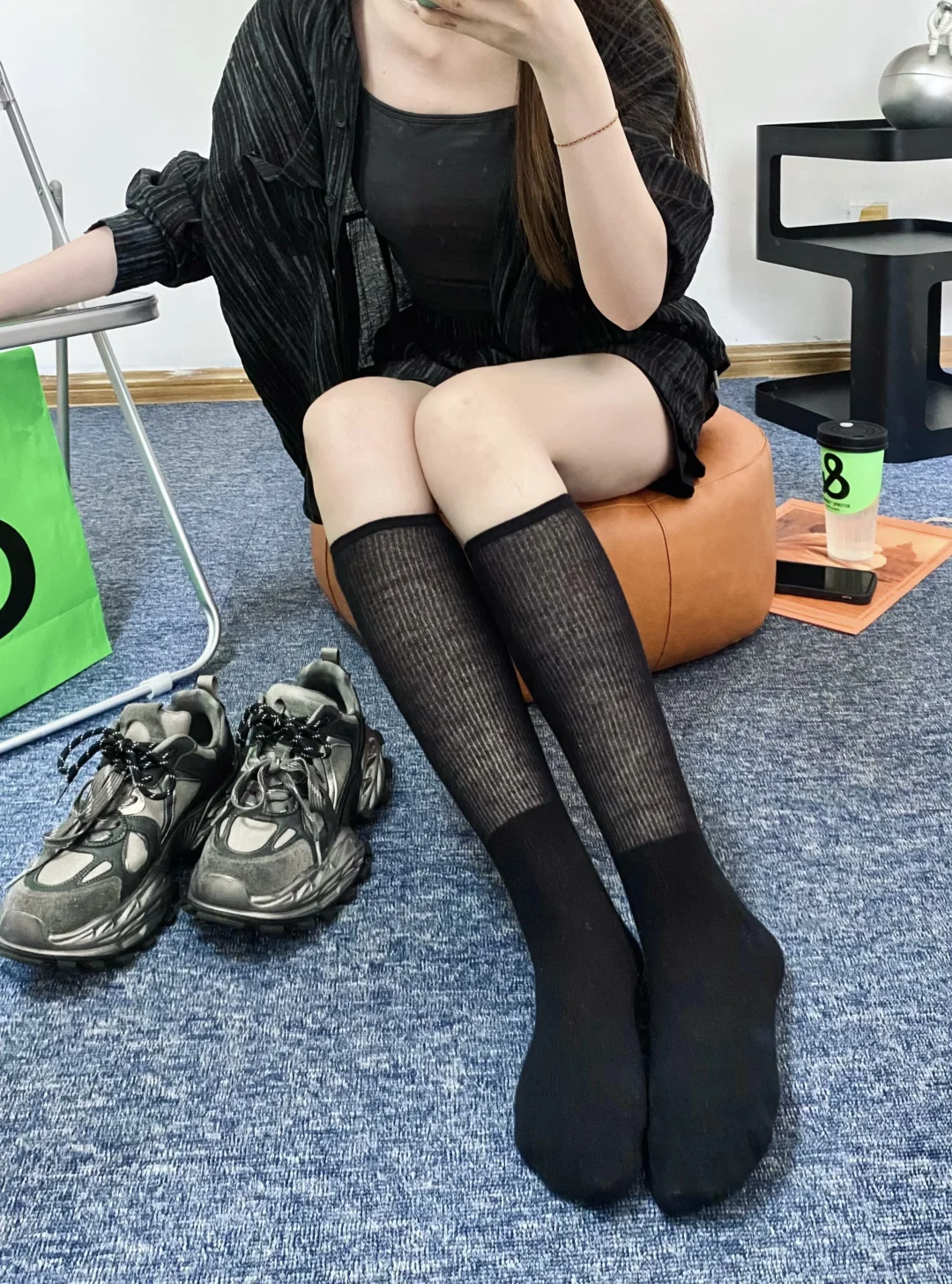 我要把这黑色小腿袜焊在腿上！