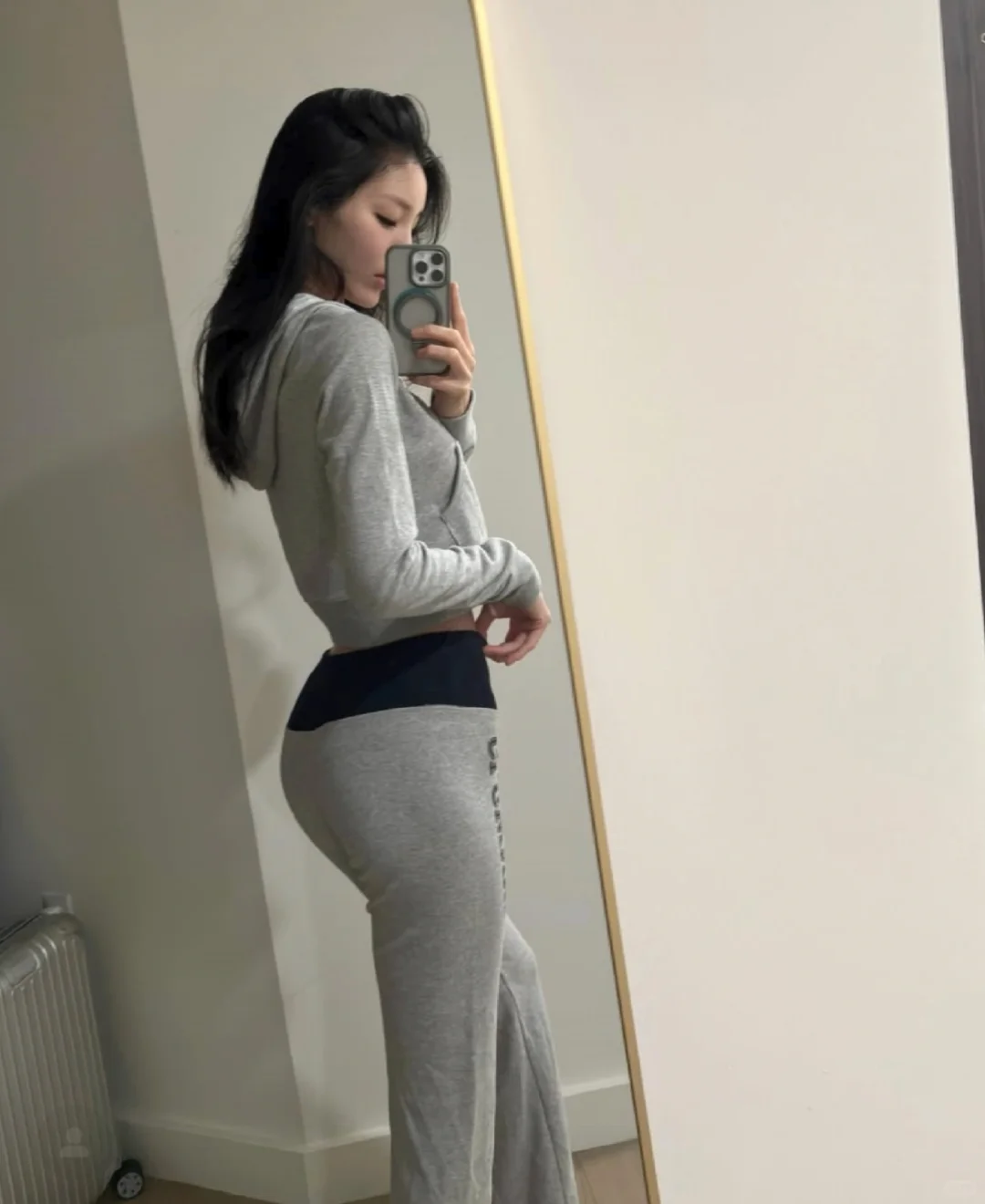 不是女侠，不穿白袜，不服者来