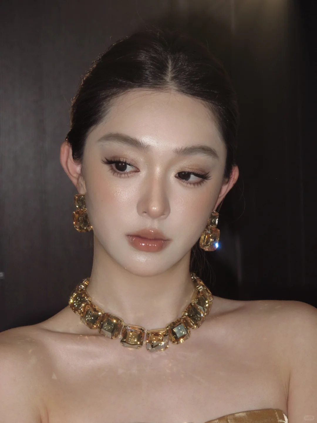 妈妈说 把头发梳起来 大大方方的