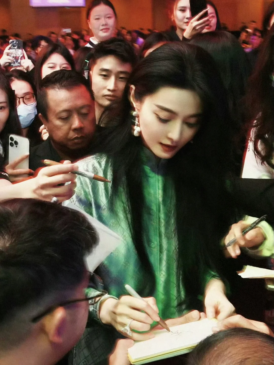 突然明白为啥生图出美女了....