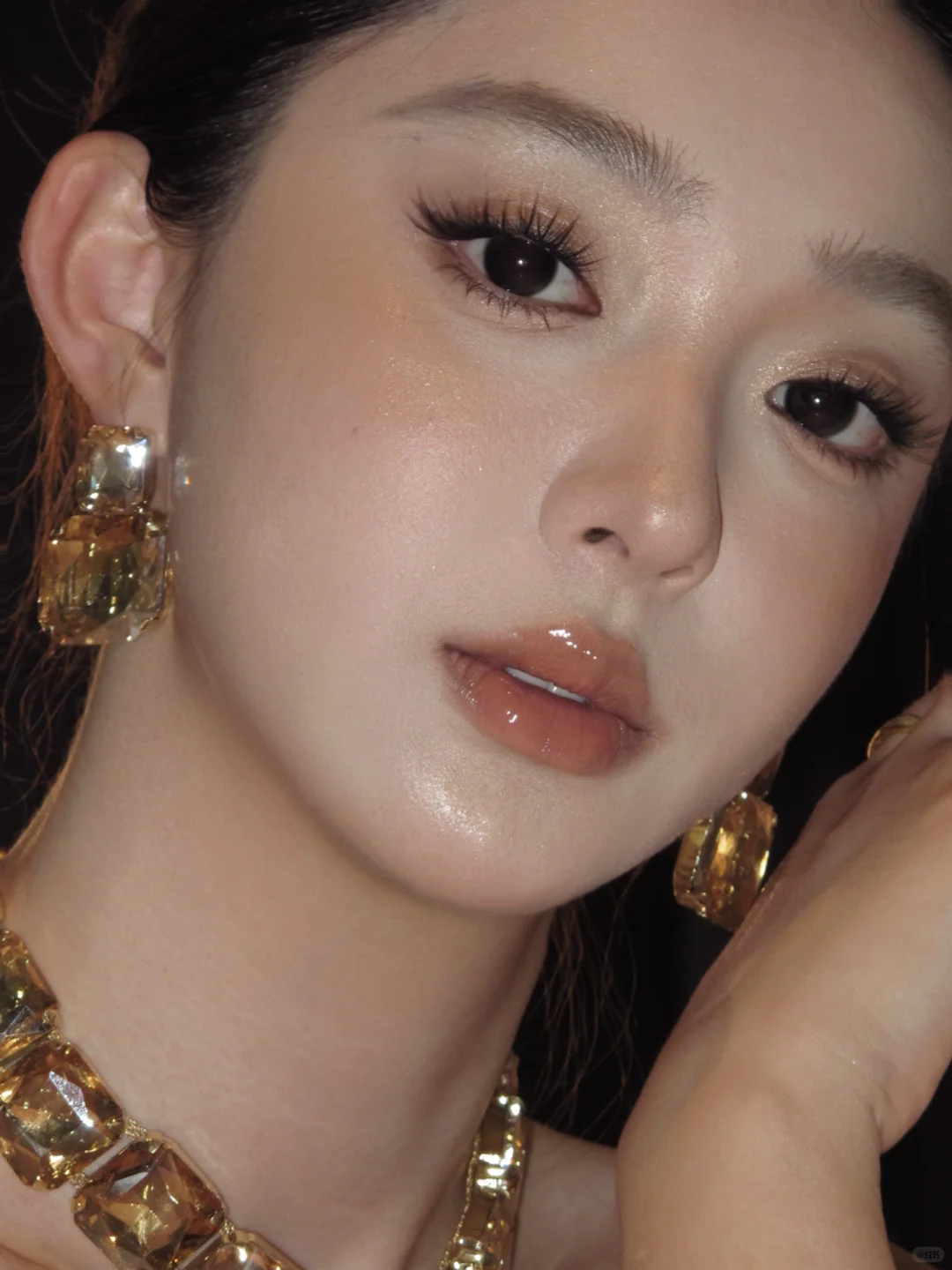 妈妈说 把头发梳起来 大大方方的