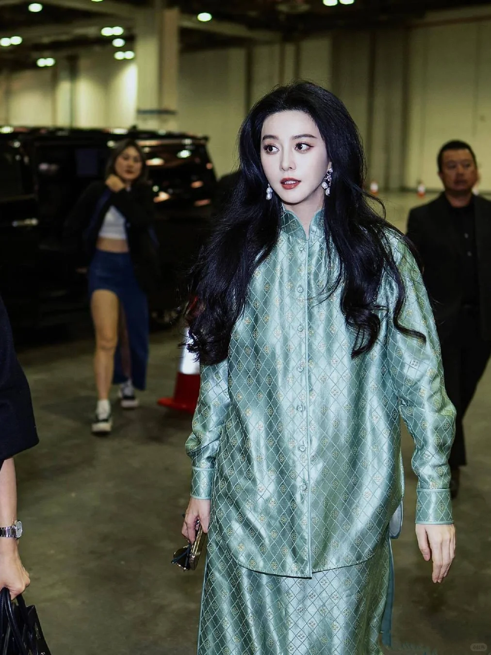 突然明白为啥生图出美女了....