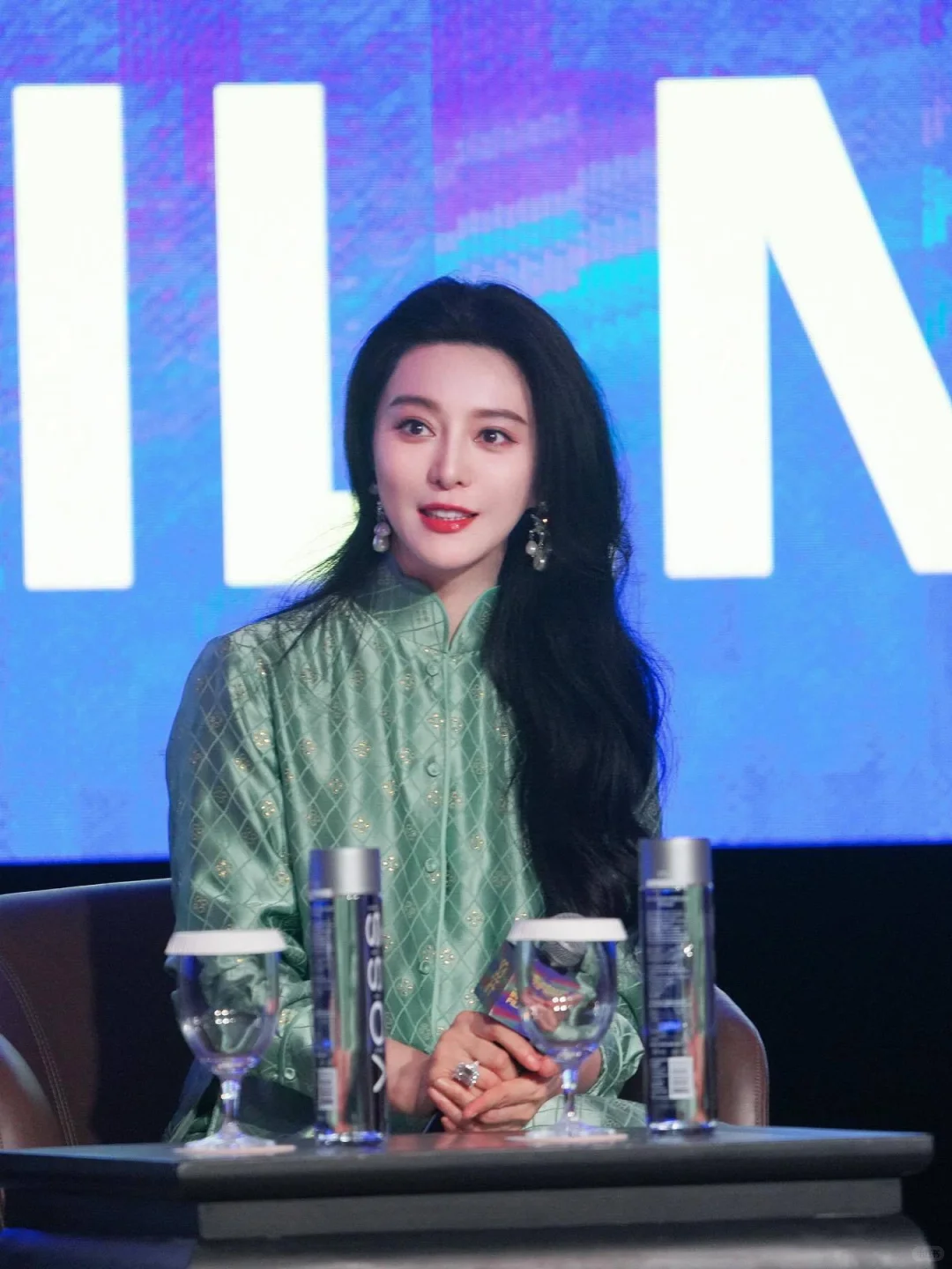 突然明白为啥生图出美女了....