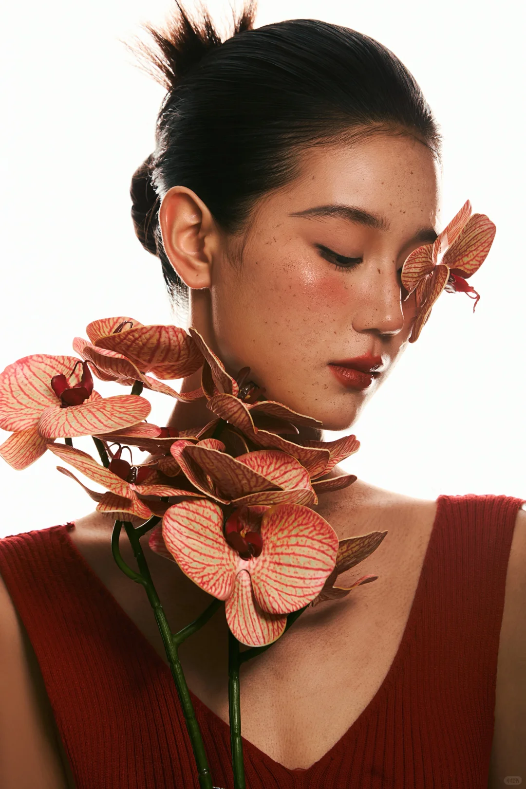 摄影师们，别让这瞬间溜走！红裙与兰花的邂逅