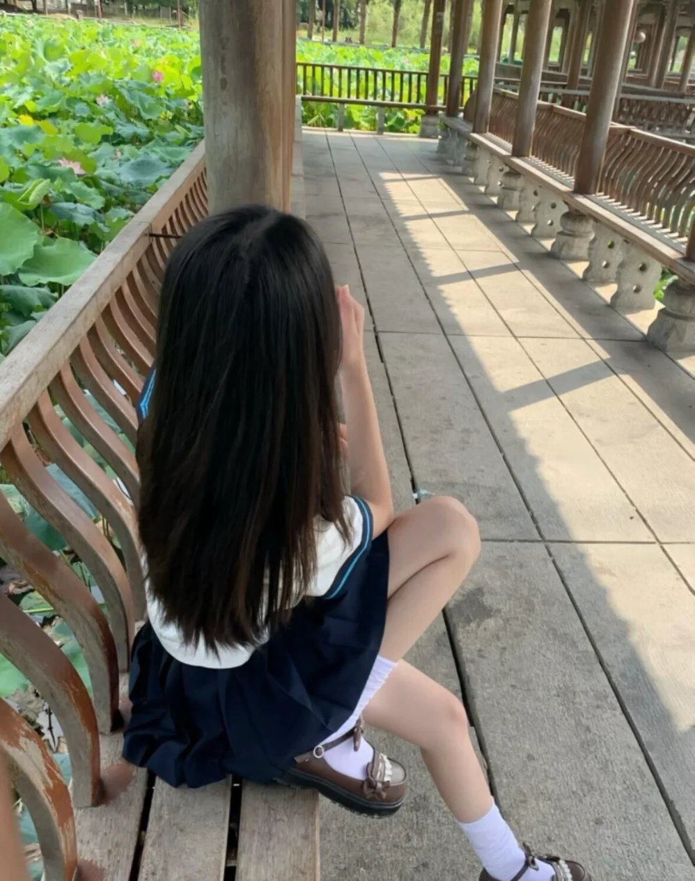 光落在她脸上，明媚到发光～