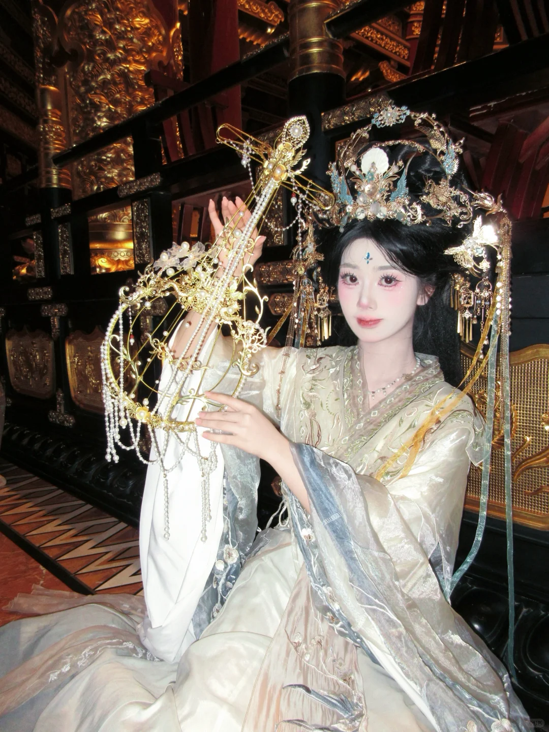 “浮生暂寄梦中梦 世事如闻风里风”