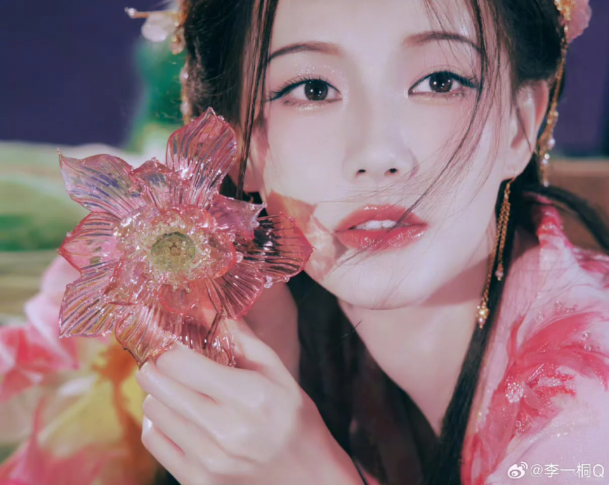 这一袭粉，惊鸿一瞥，抚碎红尘