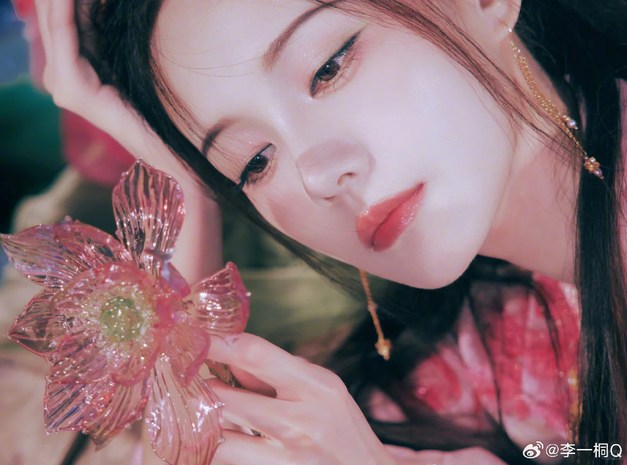 这一袭粉，惊鸿一瞥，抚碎红尘