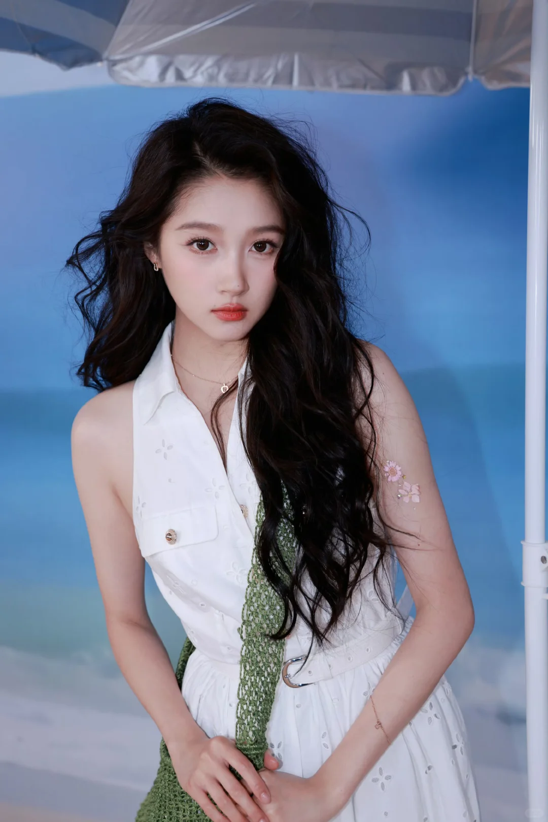 关晓彤夏日清凉写真，白裙好甜美❤️