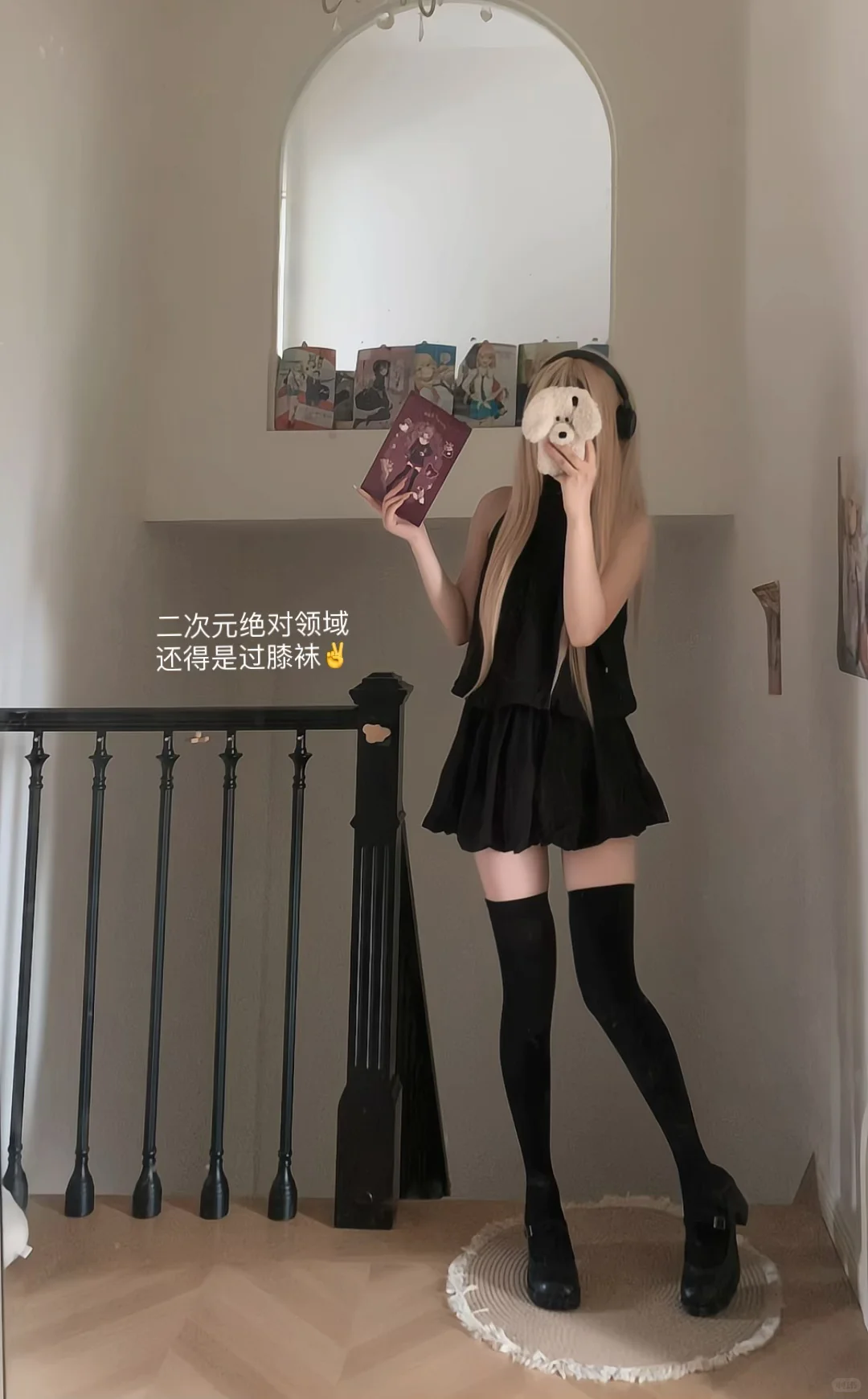 宝宝们 帮我选下过膝袜还是厚黑裤袜！