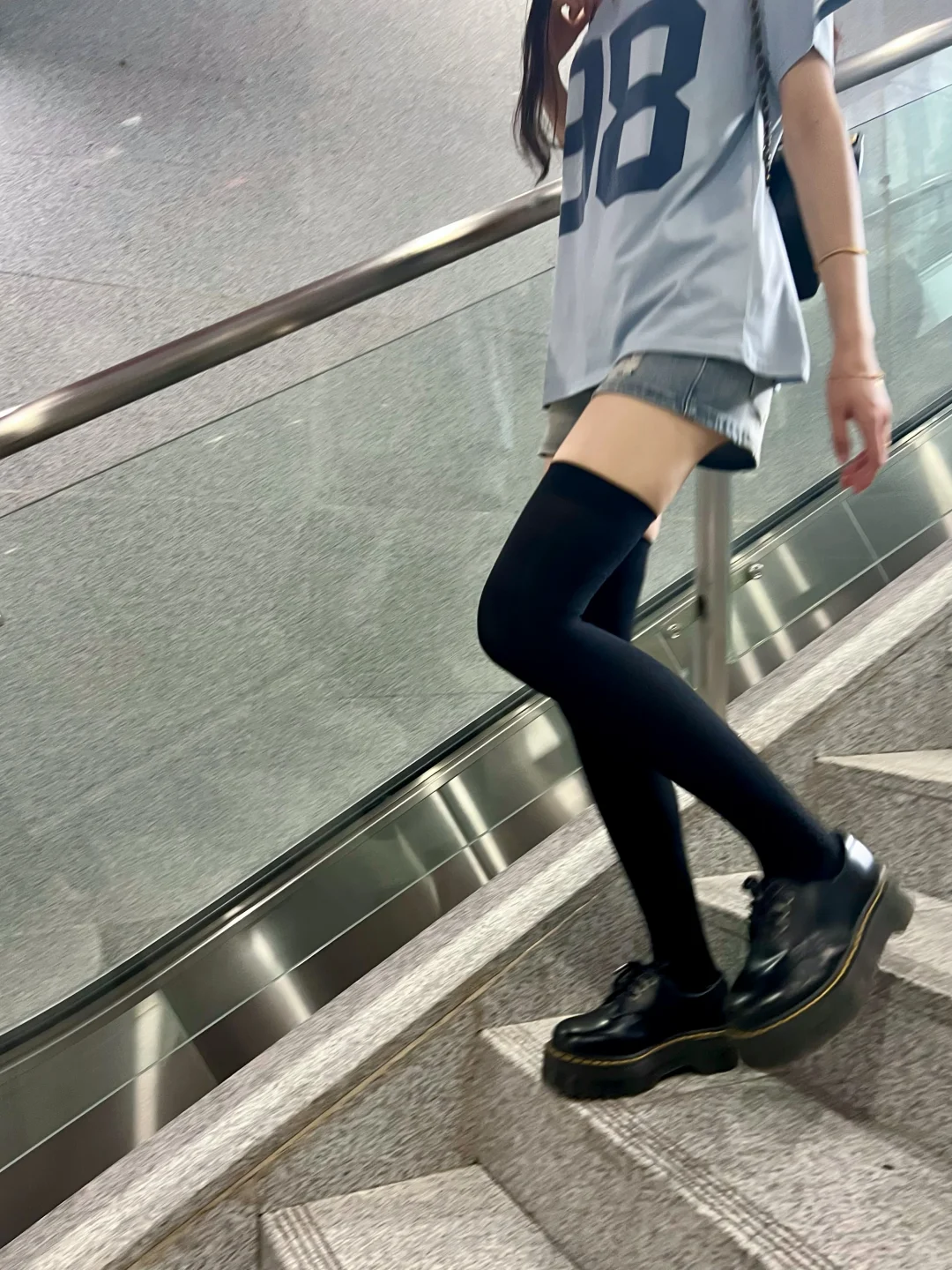 随手拍！过膝袜这样穿也太好看了吧😭