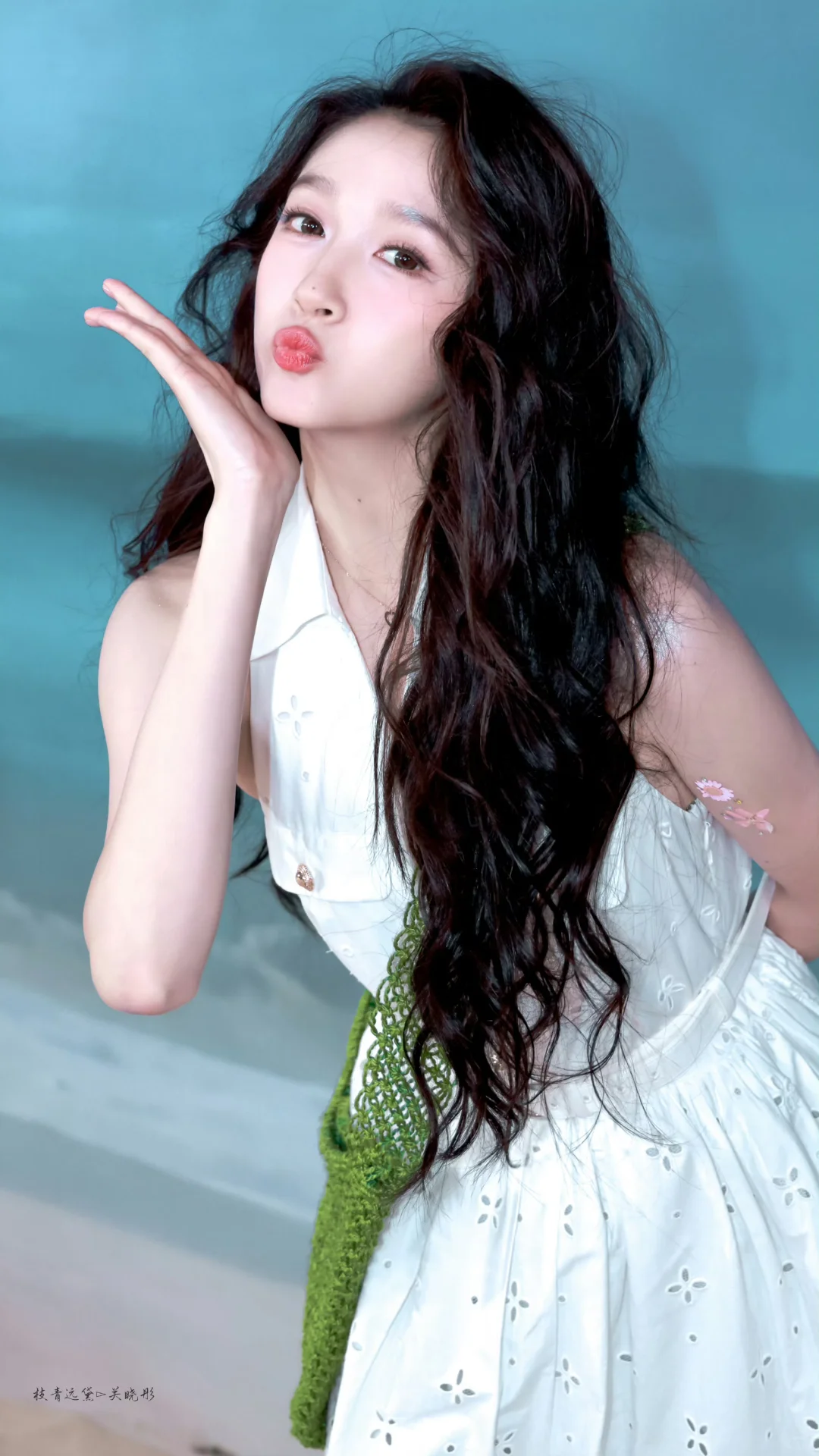 关晓彤夏日清凉写真，白裙好甜美❤️