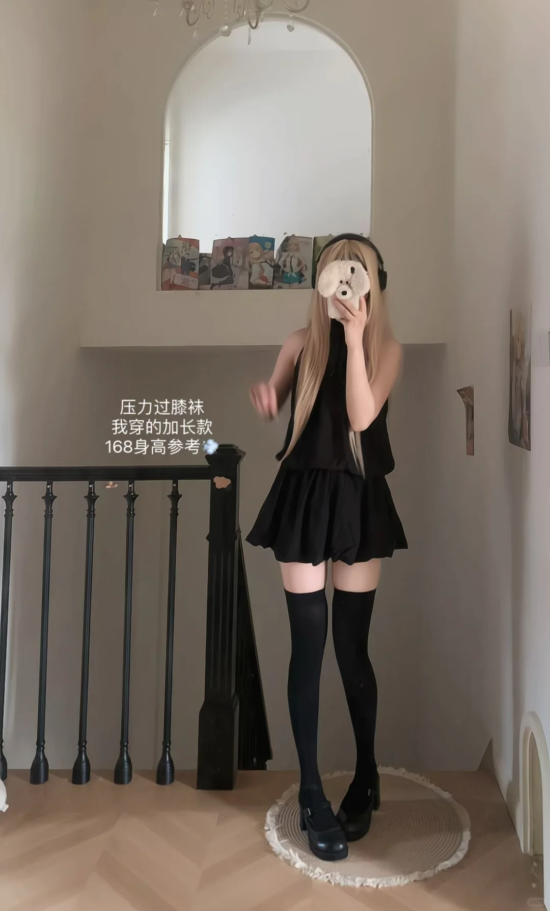 宝宝们 帮我选下过膝袜还是厚黑裤袜！