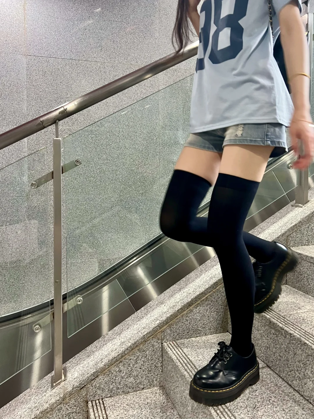 随手拍！过膝袜这样穿也太好看了吧😭