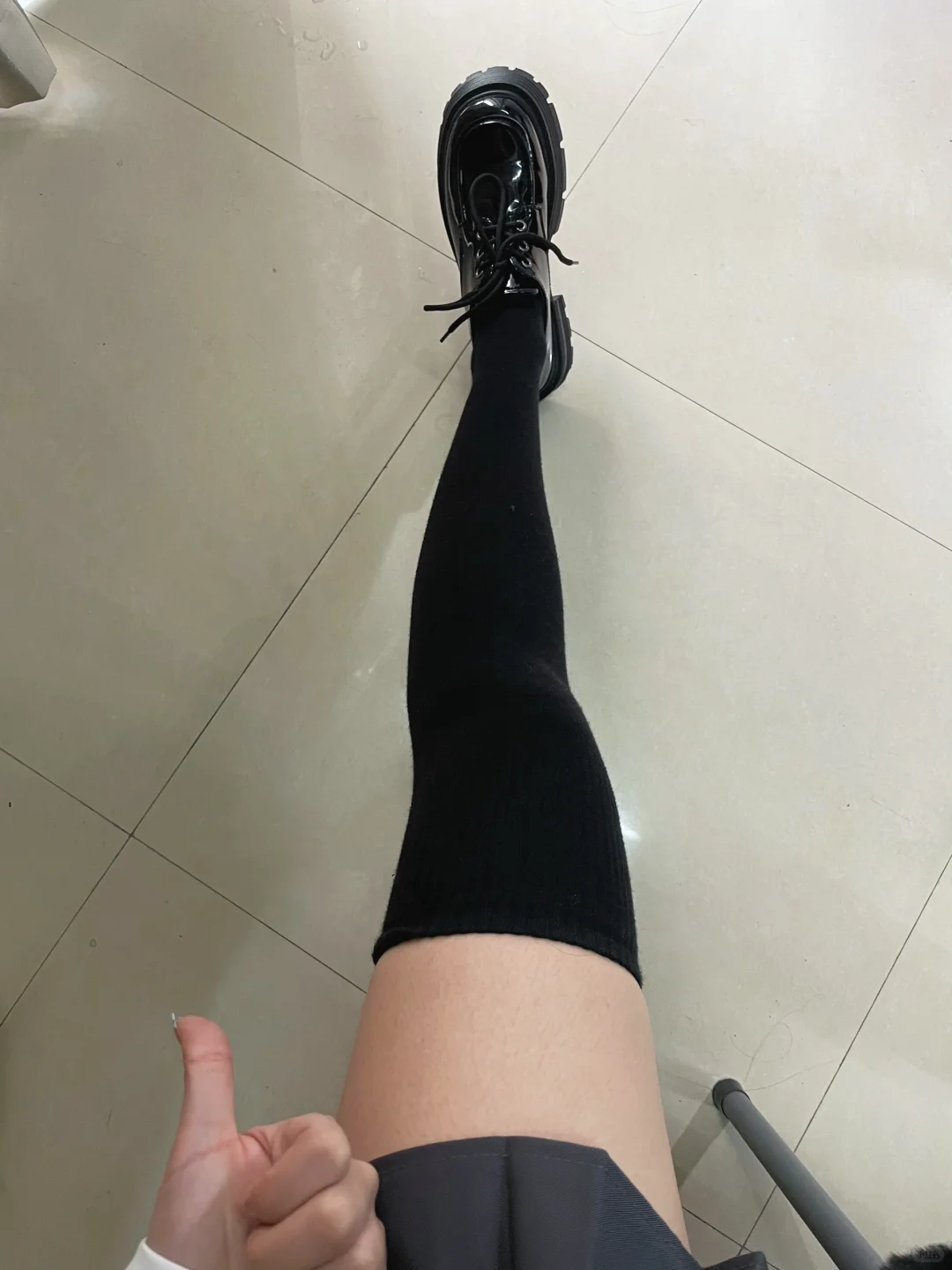 是你在找的不透肤过膝袜吗？