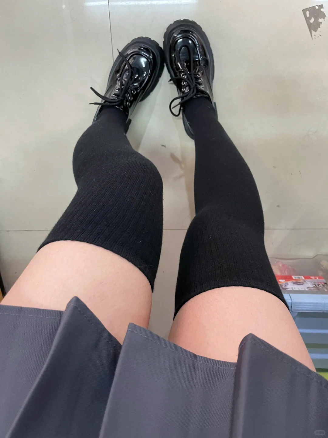 是你在找的不透肤过膝袜吗？