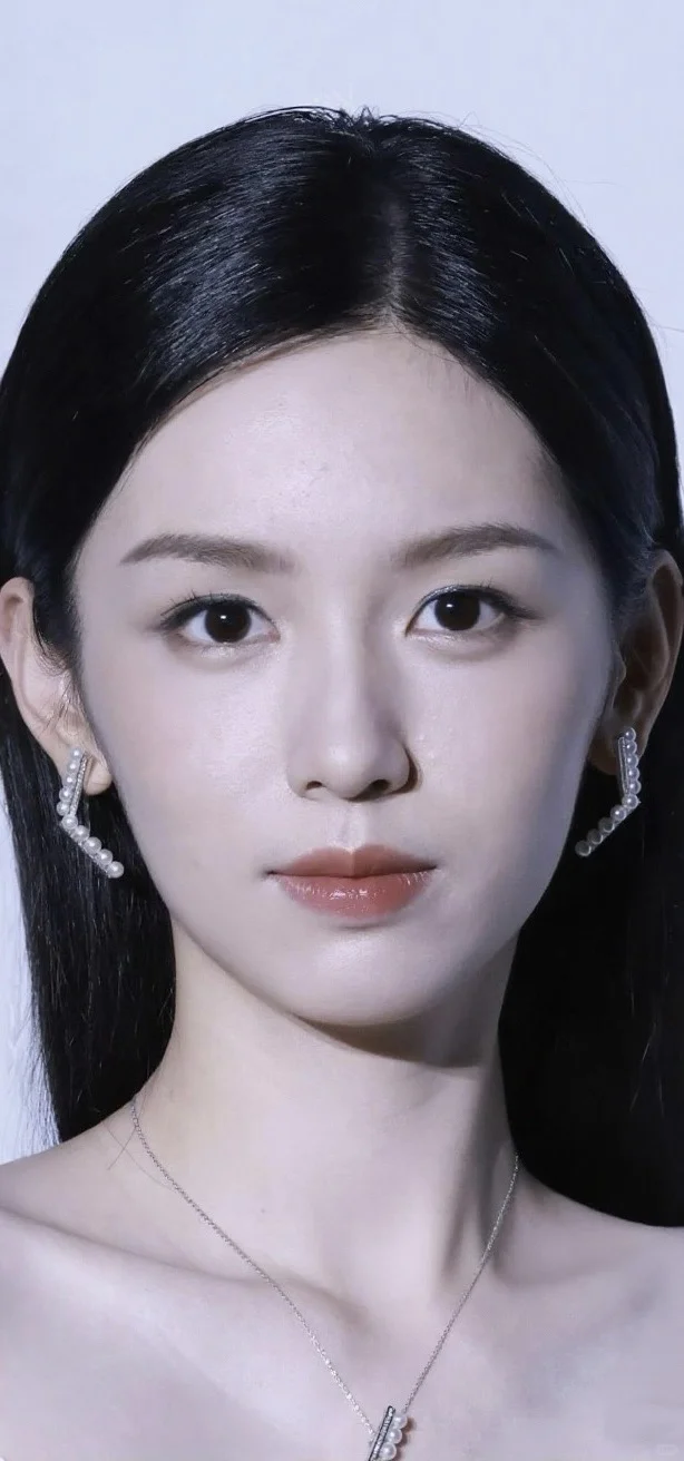 周也高级且精致的一张脸 美的