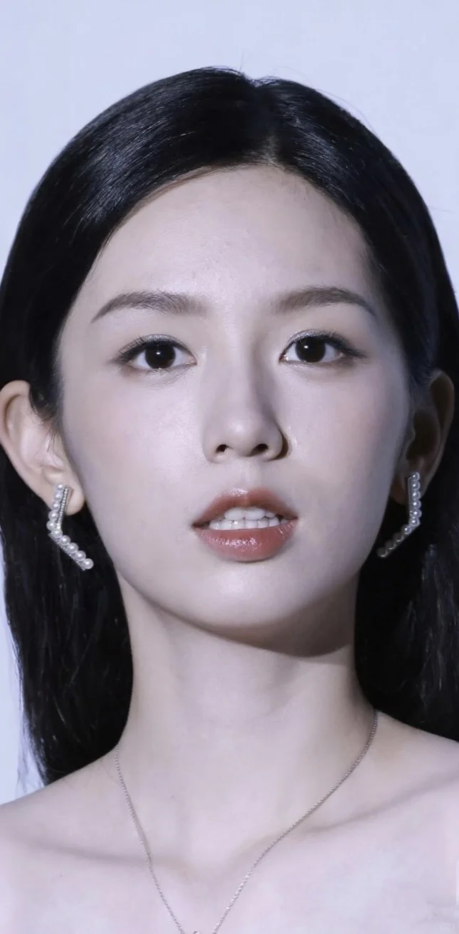 周也高级且精致的一张脸 美的