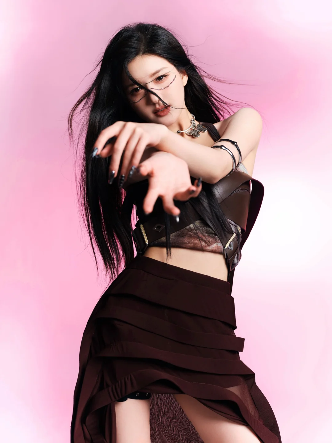 赵露思女团辣妹造型，妆容妩媚，身姿玲珑