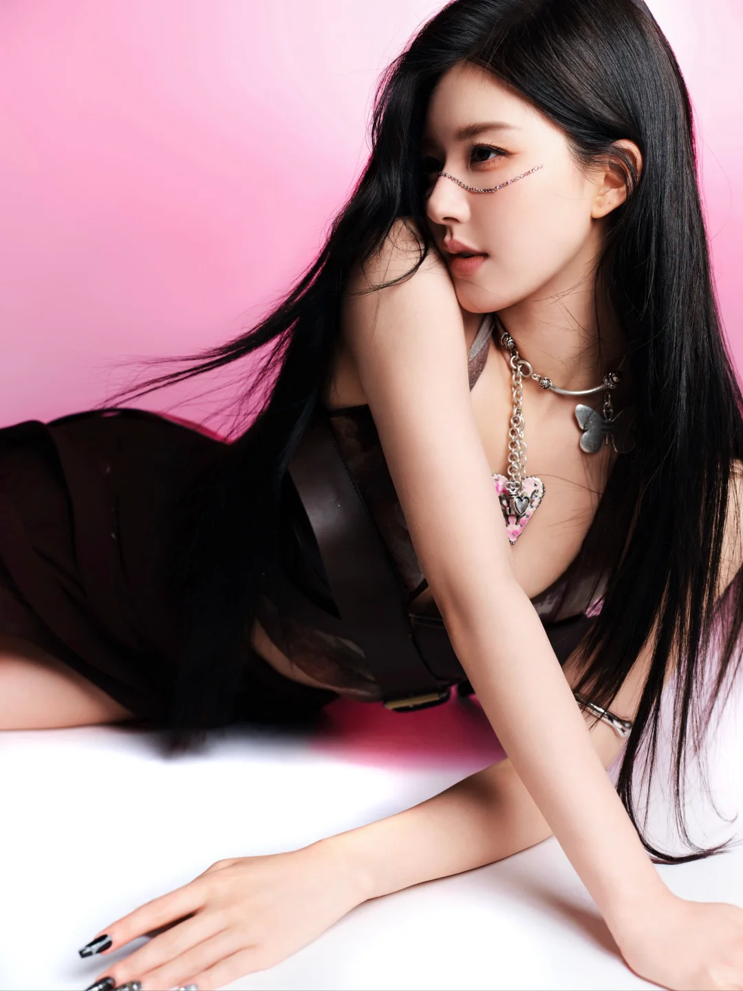 赵露思女团辣妹造型，妆容妩媚，身姿玲珑
