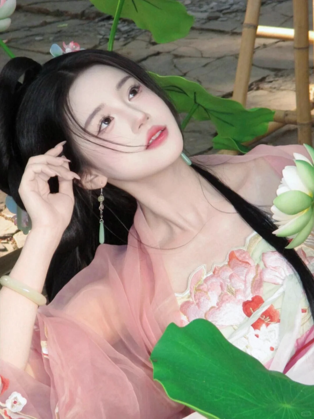 呦！快瞧这池塘里的荷花怎么成精啦👀