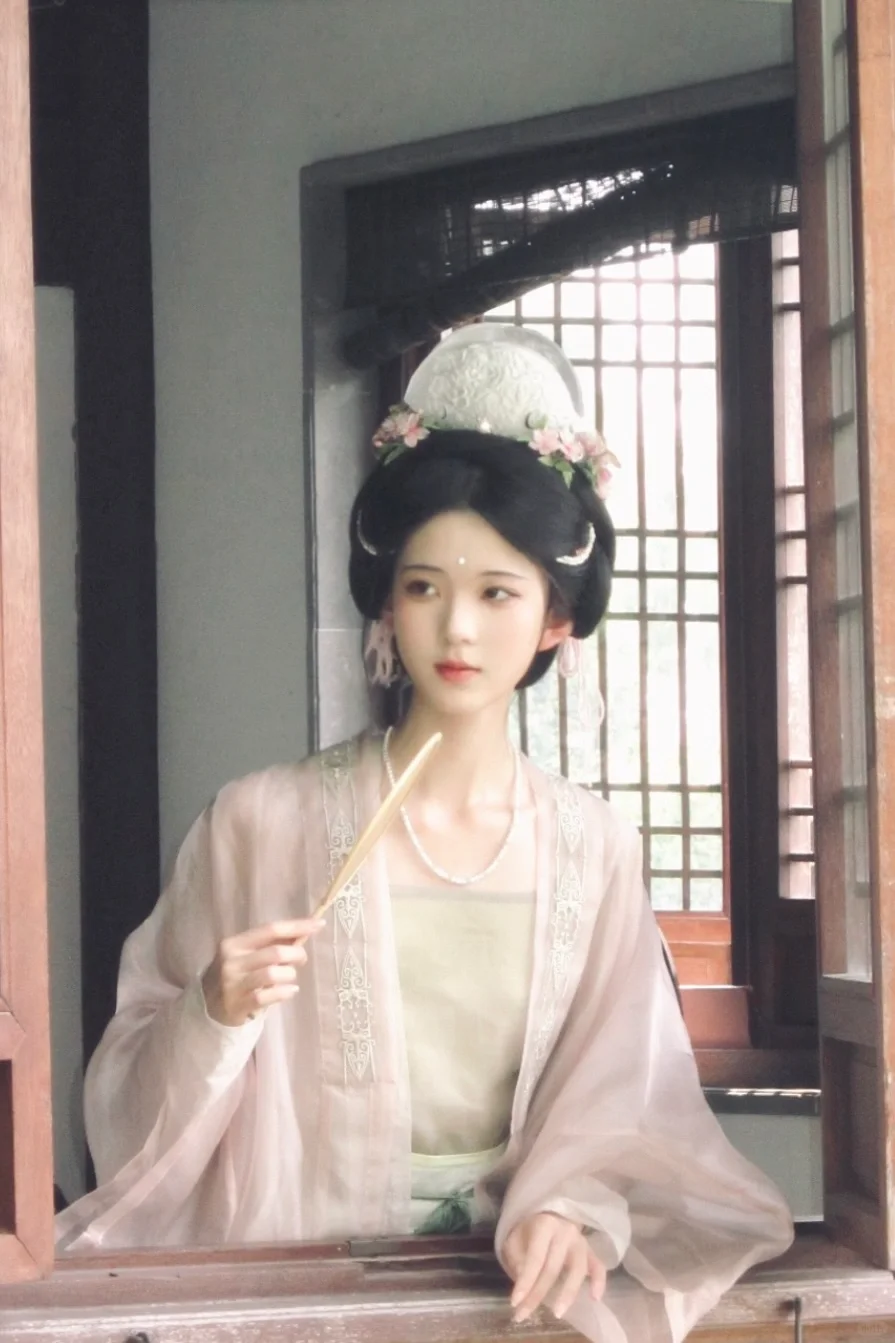 我拥此春待亭亭