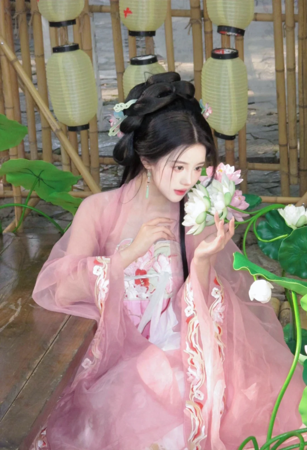 呦！快瞧这池塘里的荷花怎么成精啦👀