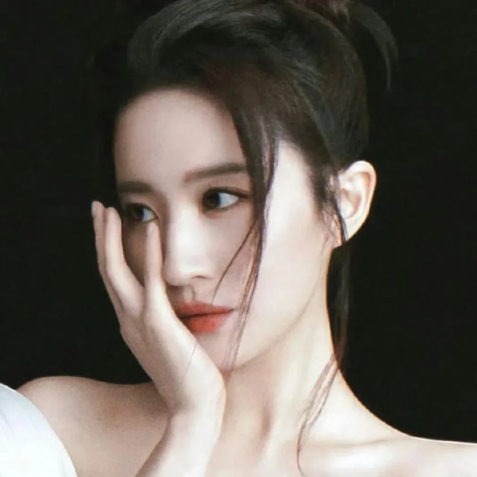 这种脸是怎么诞生的？美得不可方物🥰