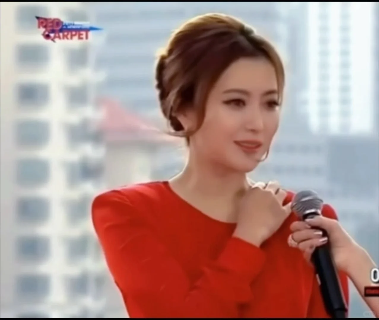 姐姐真的太美了，好像红玫瑰……