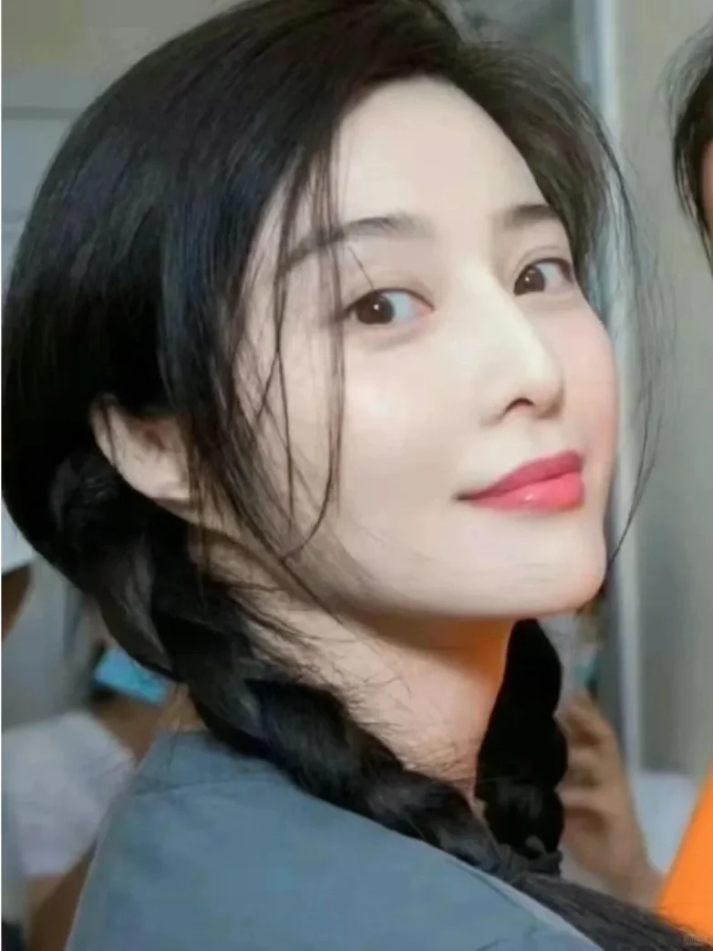 我发现她的美貌是不能放大看的...