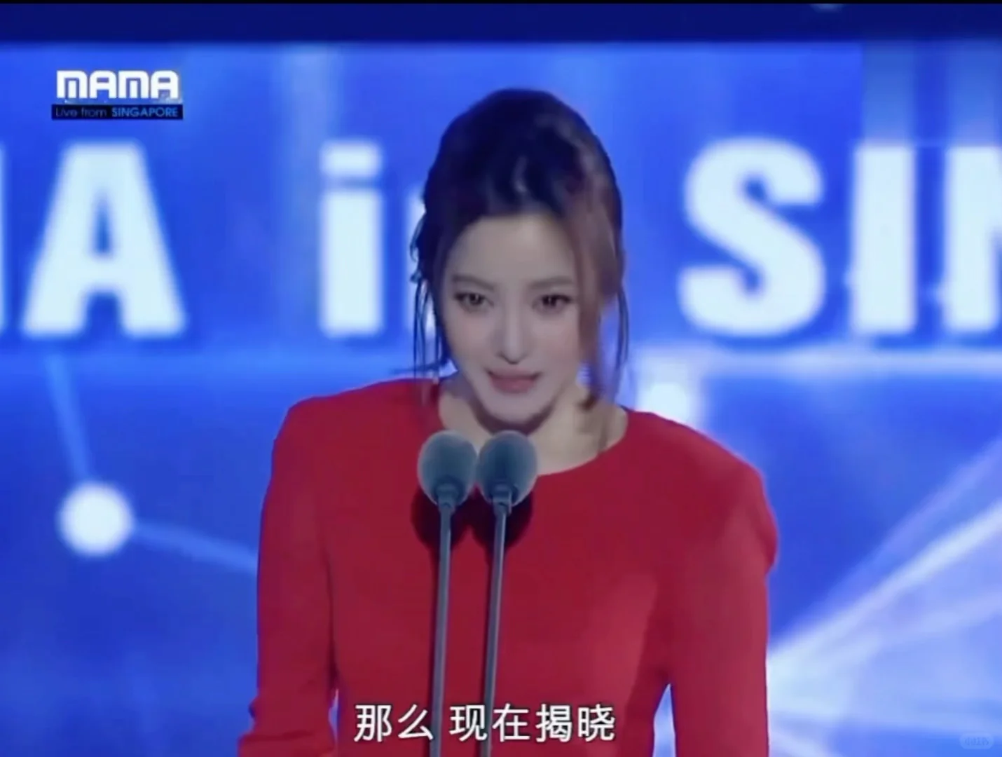 姐姐真的太美了，好像红玫瑰……