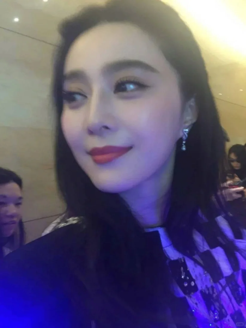 我发现她的美貌是不能放大看的...