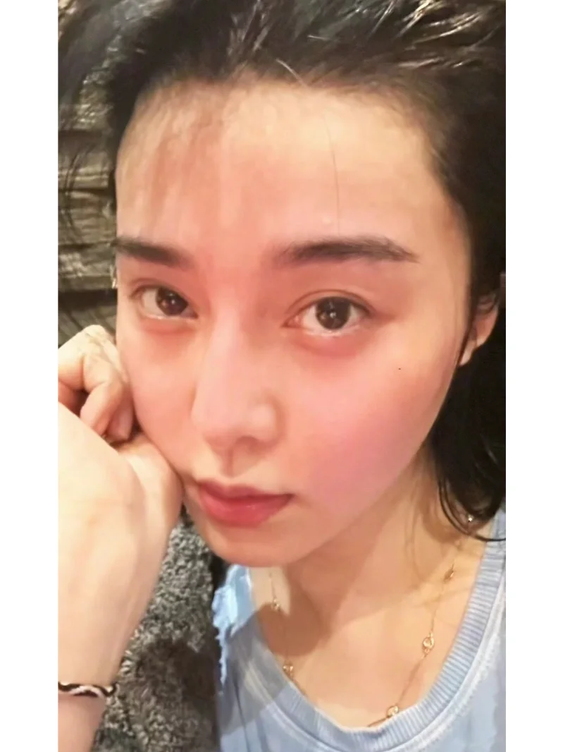 我发现她的美貌是不能放大看的...