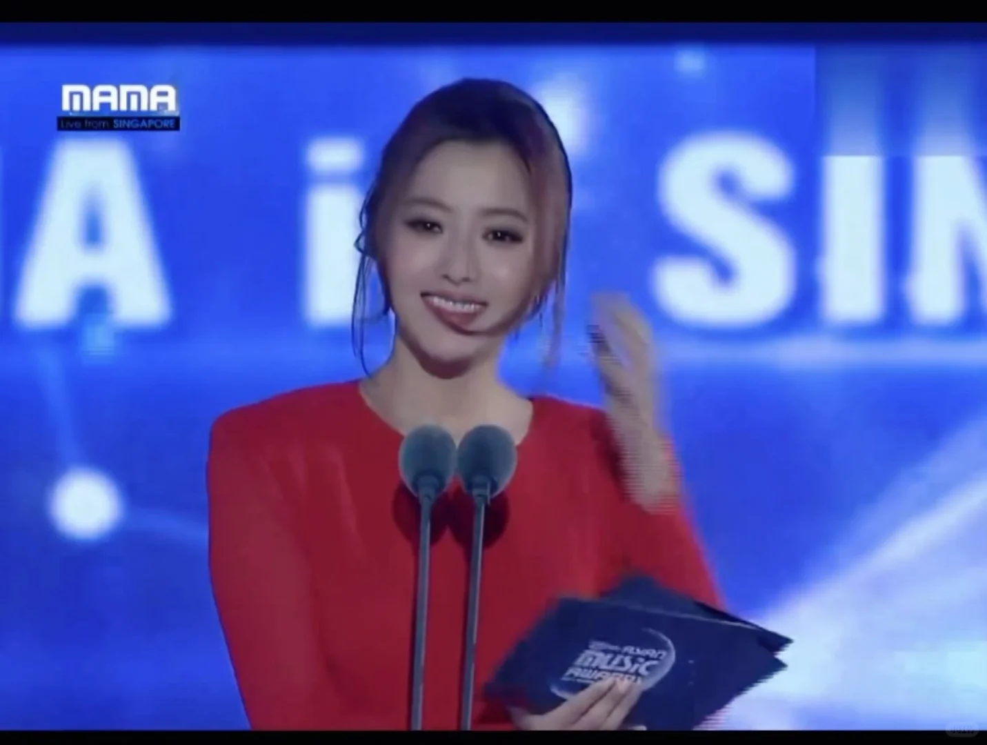 姐姐真的太美了，好像红玫瑰……
