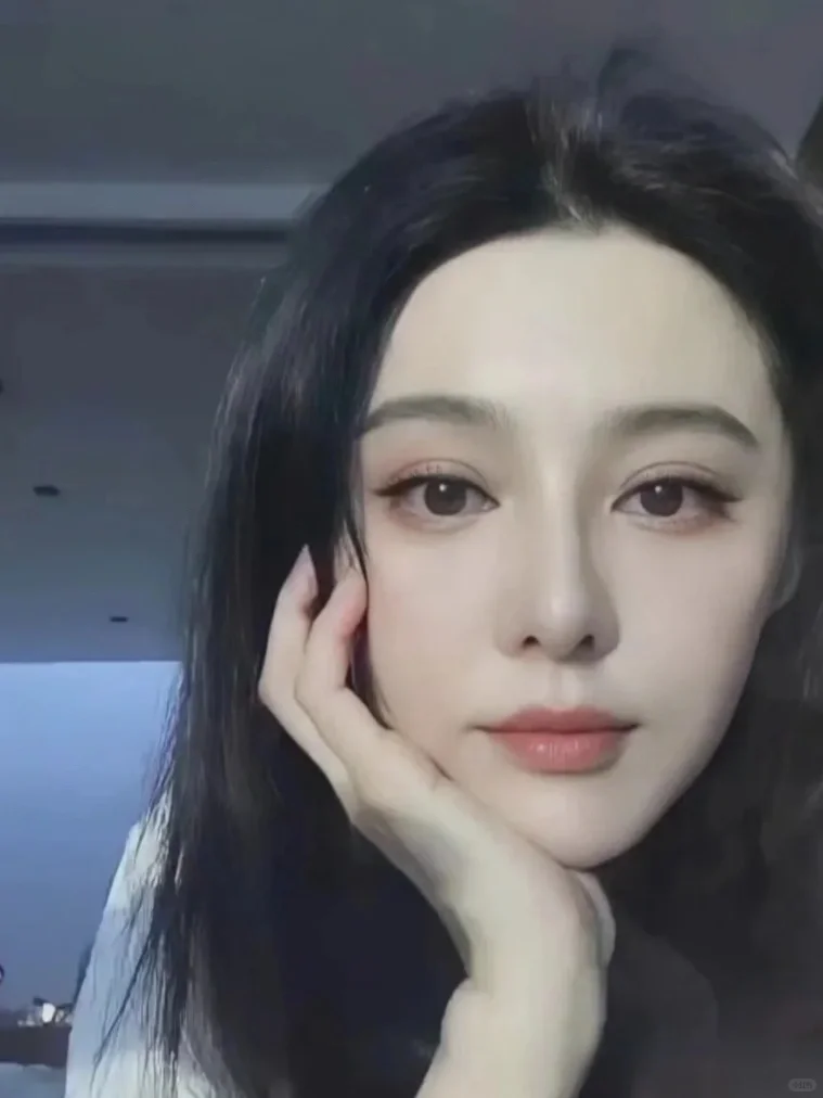 我发现她的美貌是不能放大看的...