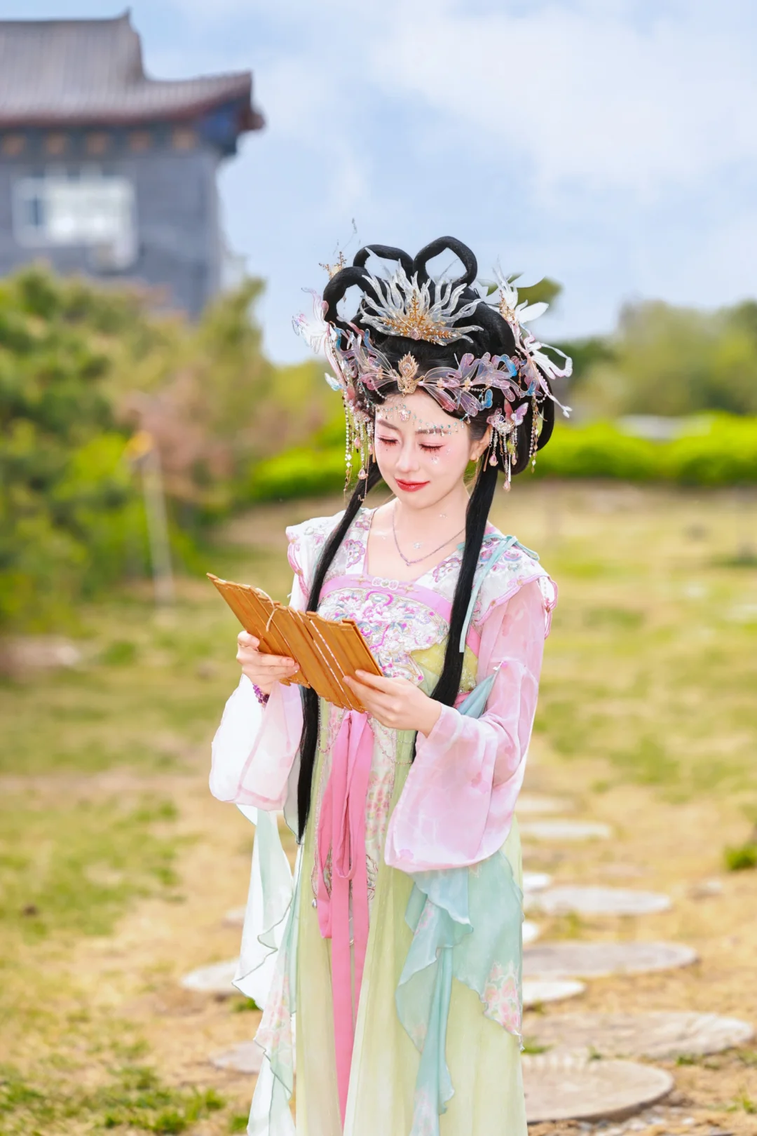 着一袭华裳，赠我一场古时梦