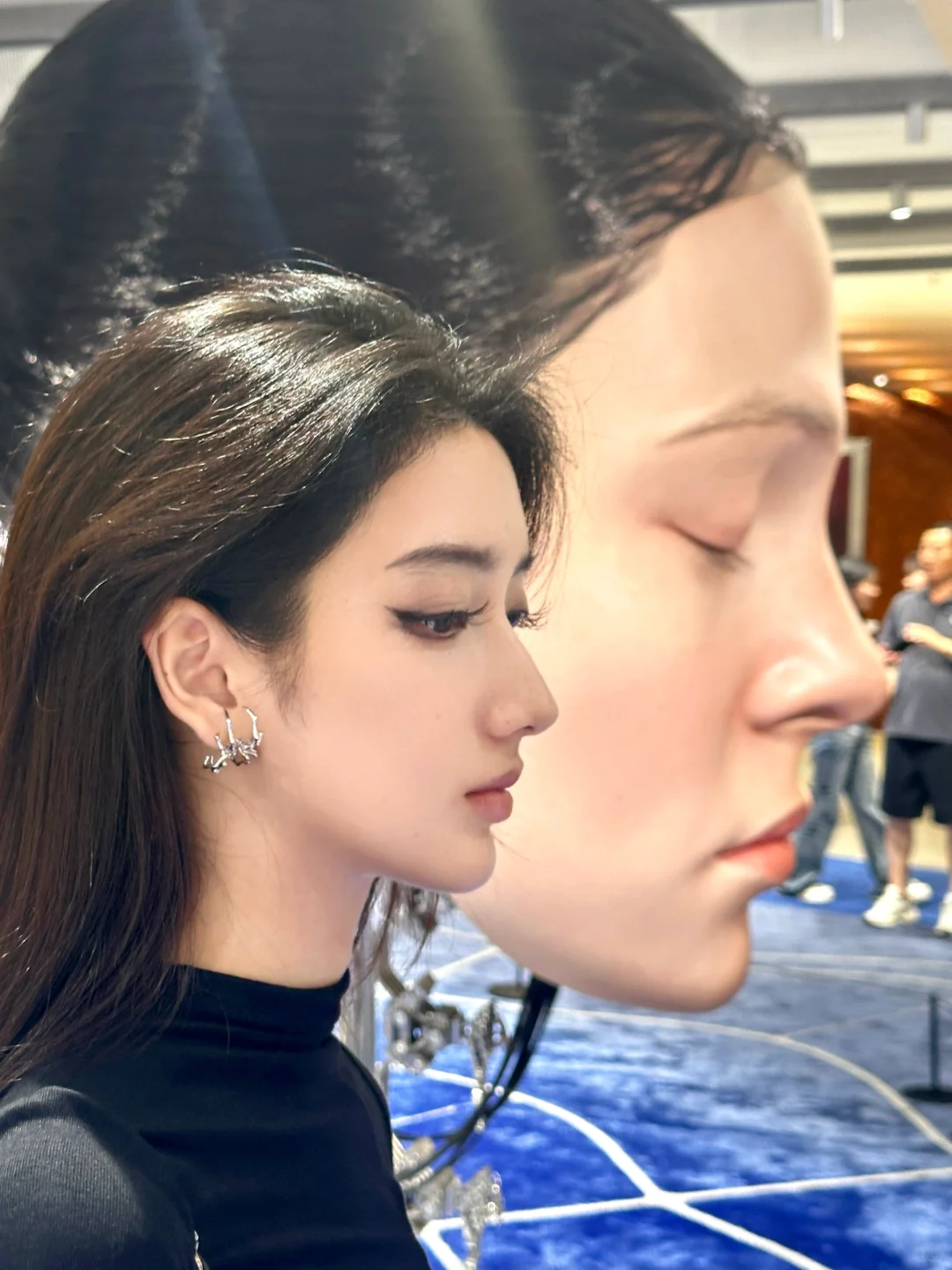 朋友说我的鼻子比雕塑还高