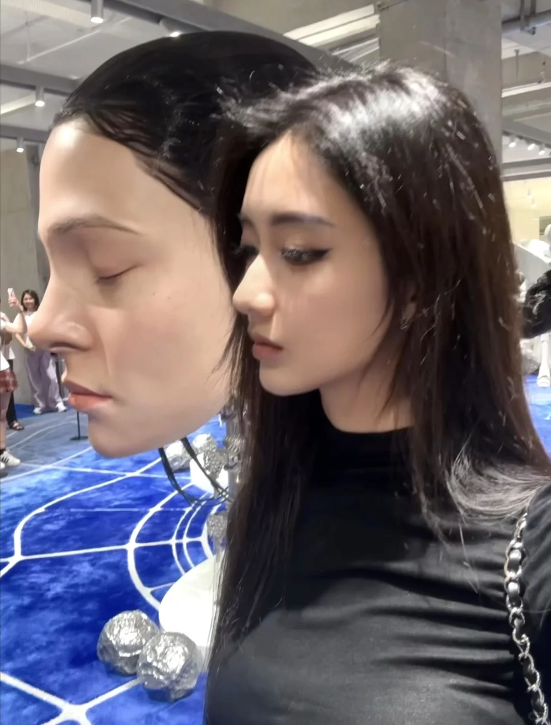 朋友说我的鼻子比雕塑还高