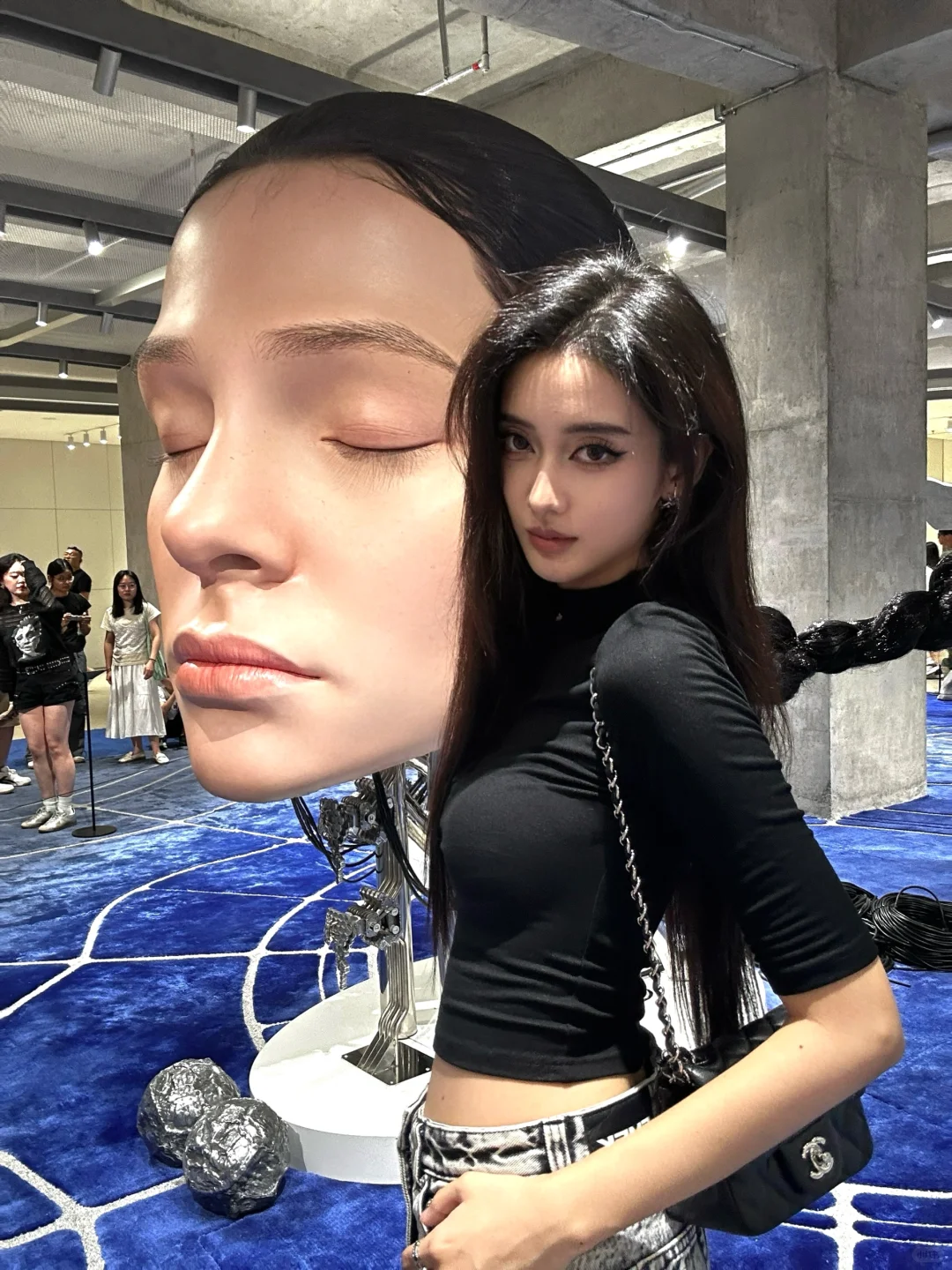 朋友说我的鼻子比雕塑还高