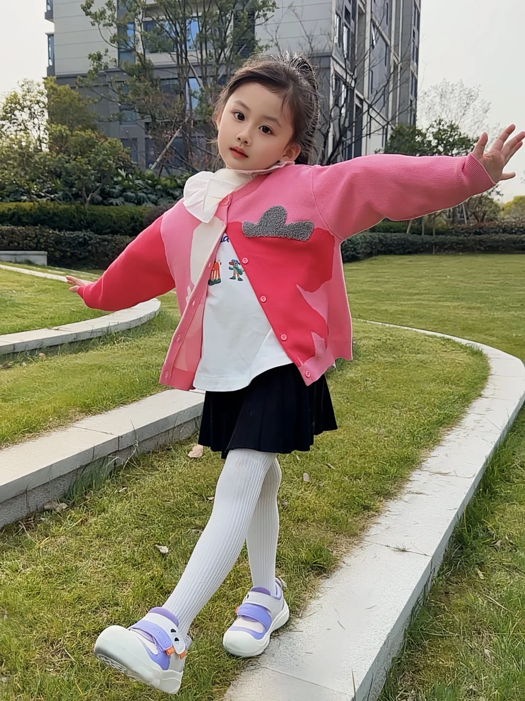 4岁人类幼崽出门放风，氛围感小女神