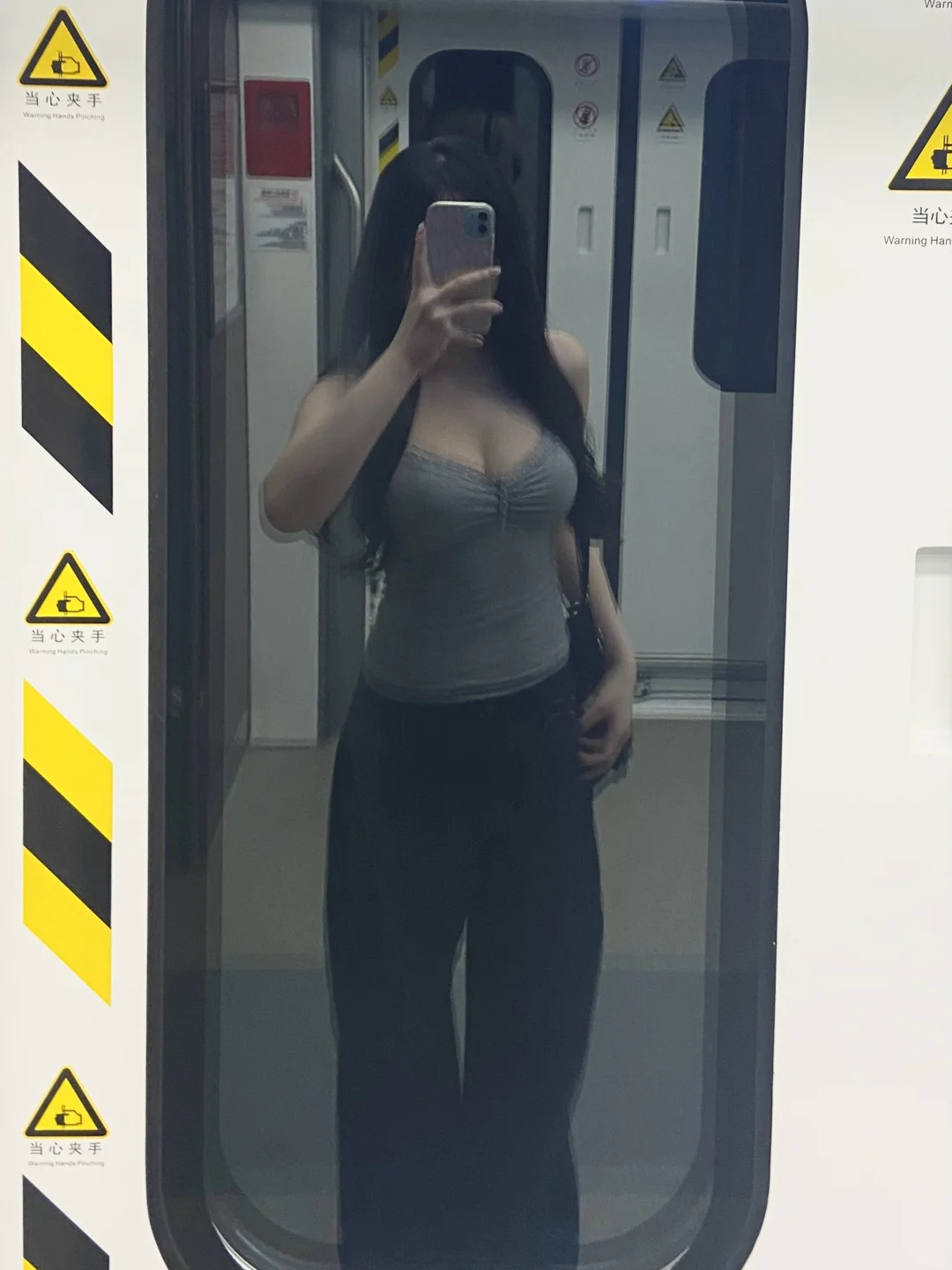 辣妹辣妹地铁ootd